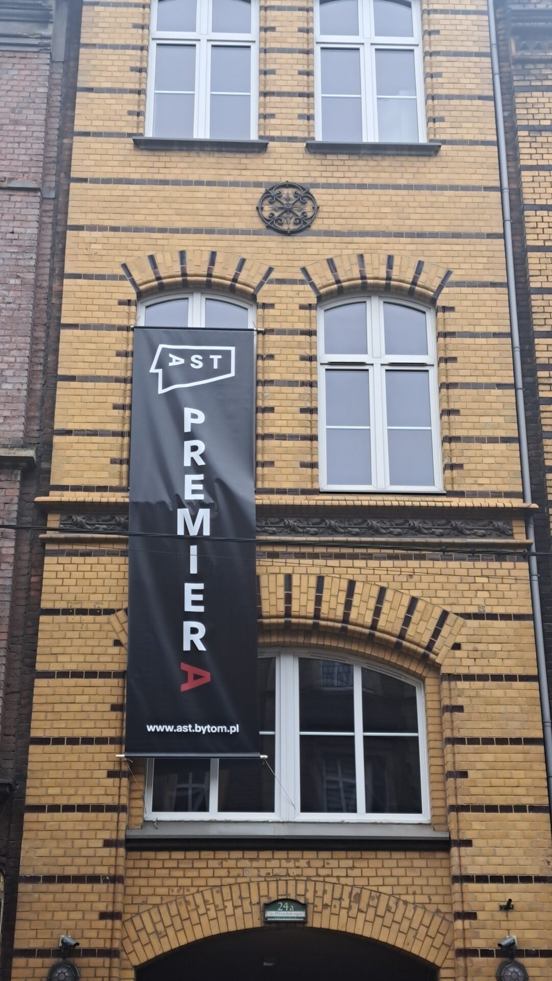 AST Filia w Bytomiu od bramy wjazdowej